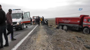 Kamyon ile Otomobil Çarpıştı: 1 Ölü, 2 Yaralı