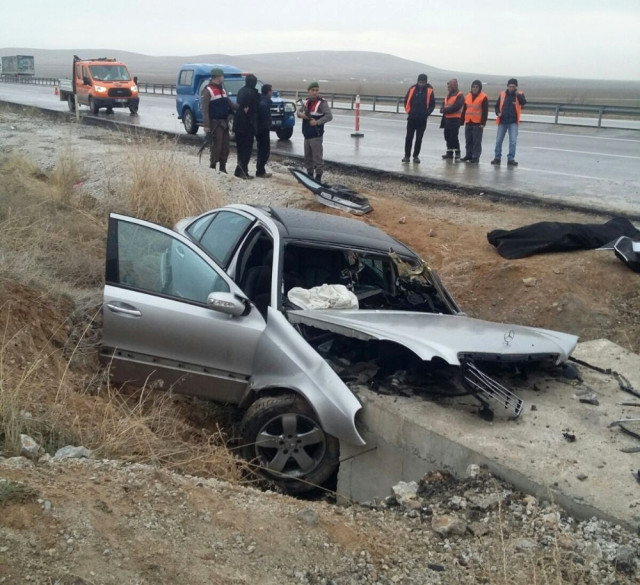Konya'da Otomobil Menfeze Çarptı: 2 Ölü, 1 Yaralı