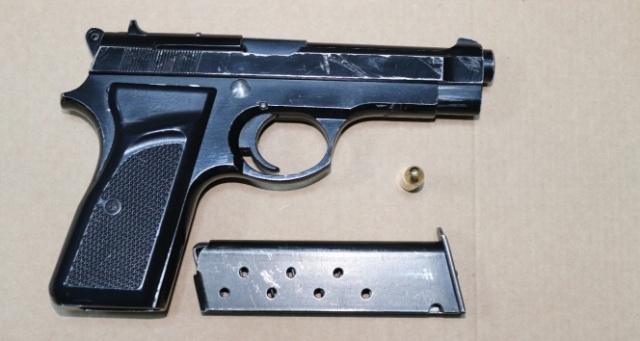 Ruhsatsız tabancalara el konuldu