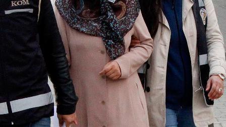 Eski emniyet mensuplarının eşlerine FETÖ'den gözaltı