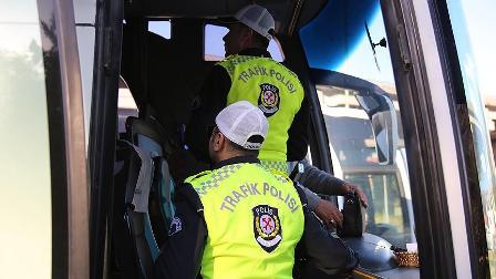 Otobüs şoförlerinin kural ihlalleri 'yolcu' polislere takıldı
