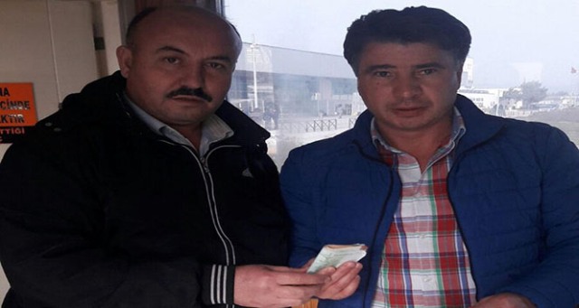 Taksici aracında unutulan para dolu çantayı sahibine teslim etti