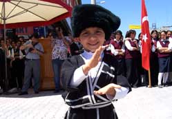 Minik dansçı seyredenleri büyüledi