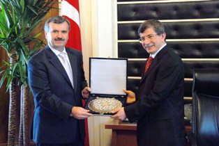Bakan Davutoğlu,  Akyürek’i ziyaret etti