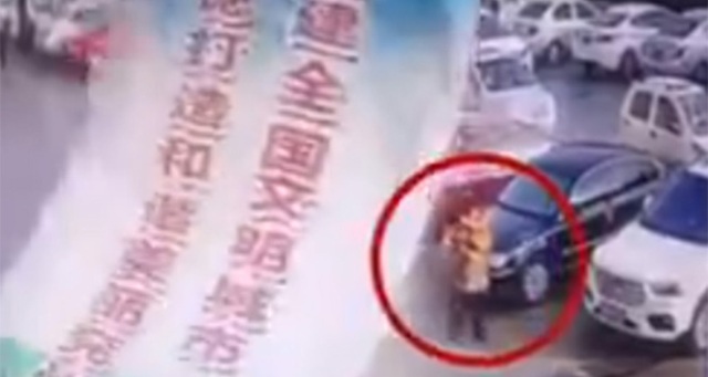 Kadın reklam panosunun altında kaldı