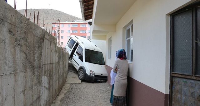 Direksiyon hakimiyetini kaybetti, bahçe duvarından aşağı düştü