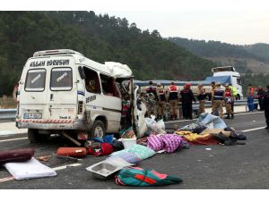 Kahramanmaraş'ta minibüs kamyona çarptı: 8 ölü, 8 yaralı