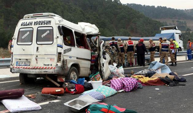 Minibüs kamyona çarptı, çok sayıda ölü var!