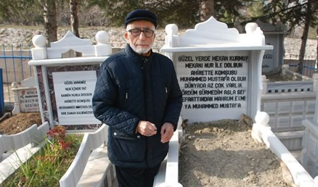 Yıllardır kendi mezarını ziyaret ediyor!