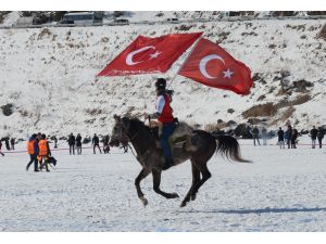 Buz tutan Çıldır Gölü'nde "kış şöleni"