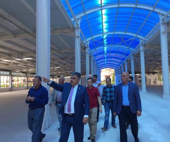 Pazarcılardan Başkan Özgüven’e Çiçekli Teşekkür