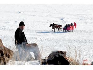 Buzla kaplanan Çıldır Gölü'ne ziyaretçi ilgisi