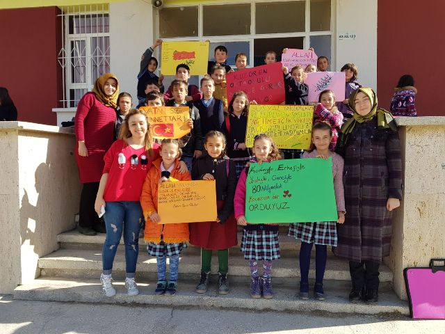 Öğrenciler harçlıklarını Mehmetçik'e bağışladı