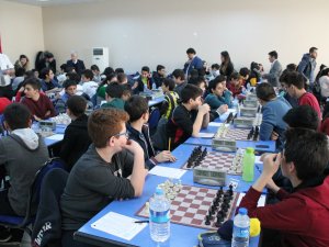 Okullar satrançta yarıştı