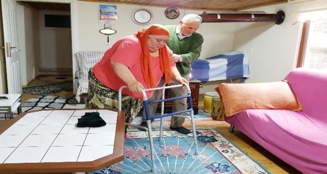 Koca şiddetlerine inat 7 yıldır hasta eşine bakıyor