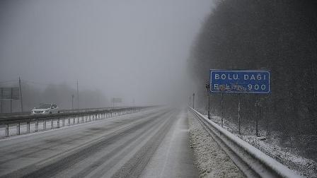 Bolu Dağı'nda kar yağışı etkili oluyor