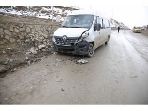 GÜNCELLEME - Bayburt'ta okul servisi ile otomobil çarpıştı: 17 yaralı