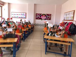 Konyalı miniklerden Mehmetçik'e mektup ve şeker