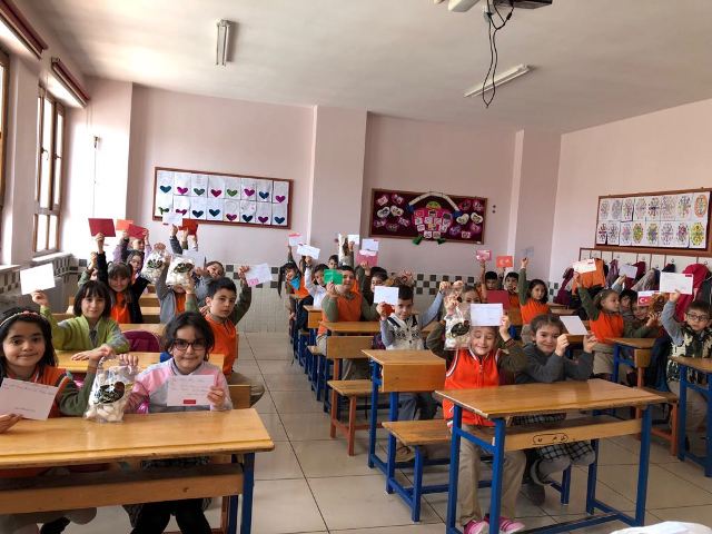 Konyalı miniklerden Mehmetçik'e mektup ve şeker