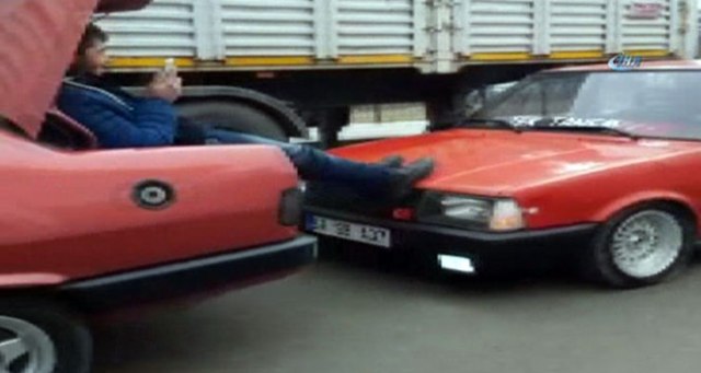 Çekme halatı yerine bacaklarını kullandı