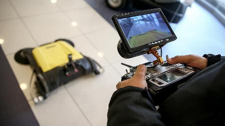 Engellilerin kullanacağı süpürge yaptı