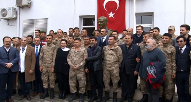 Sanatçılar Mehmetçik’e destek için sınırda