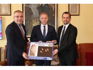 "Askıda Ekmek" projesine Vali Gül destek verdi