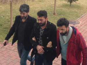 Borçlu olduğu kardeşleri yaraladı