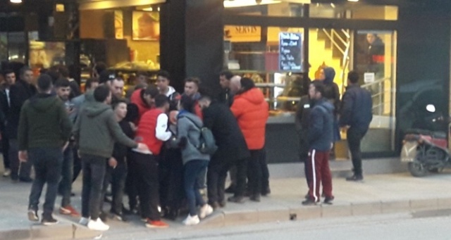 İki grup arasında çıkan laf atma kavgası karakolda bitti