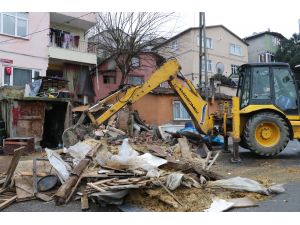 Göçük yaşanan binanın balkonu ahırın üzerine çöktü