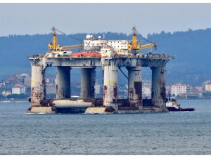 Petrol arama platformu Çanakkale Boğazı'ndan geçti