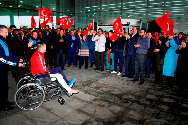 Kahraman gaziye belediyede coşkulu karşılama