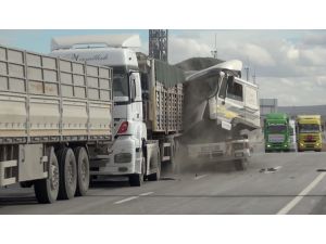 Tırların çarpışma anı kamerada