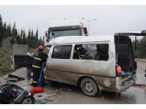 GÜNCELLEME Kocaeli'de minibüsle tır çarpıştı