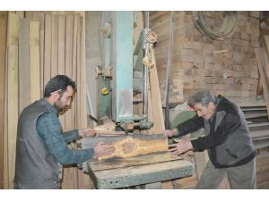 Turistik bölgelerin ahşap tabureleri baba ve oğlundan