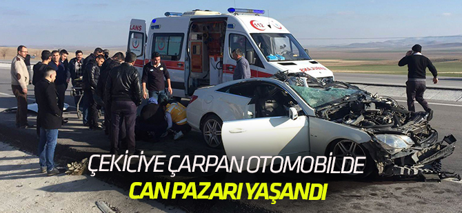 Çekiciye çarpan otomobilde can pazarı