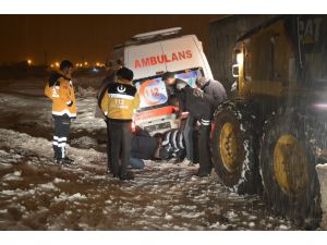 Ağrı'da hasta almaya giden ambulans kara saplandı