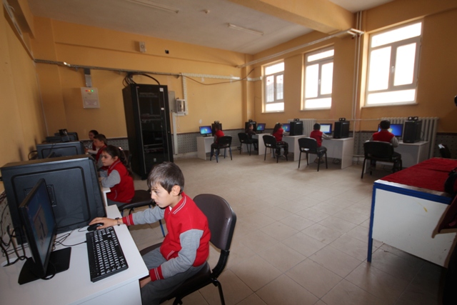 Beyşehir Belediyesi'nden mahalle okuluna bilişim sınıfı