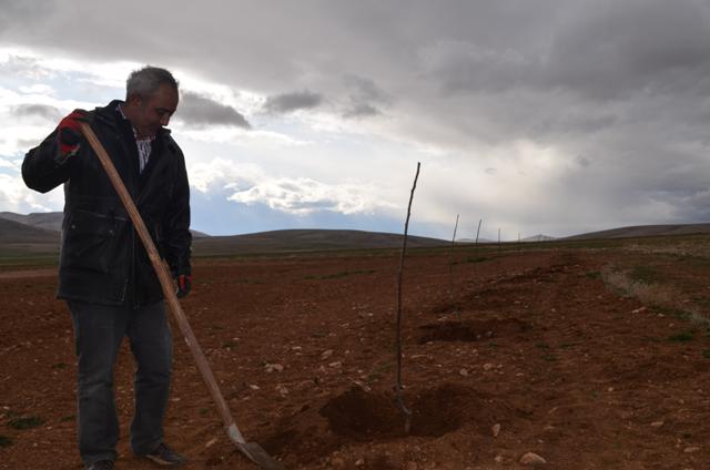 Mahallesine kurduğu bahçeyle örnek olacak