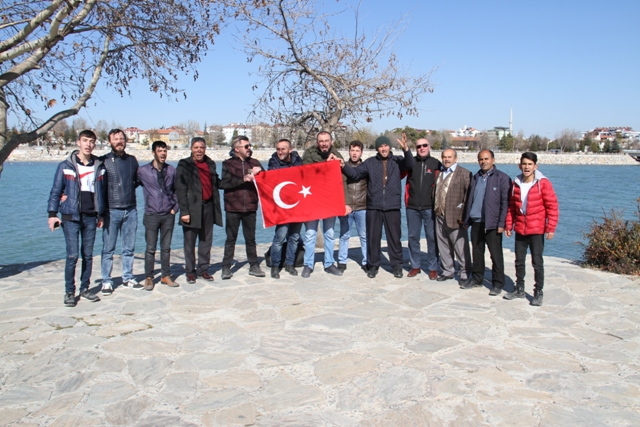 Beyşehirli balıkçılar Türk bayrağı açıp gölde yüzdü