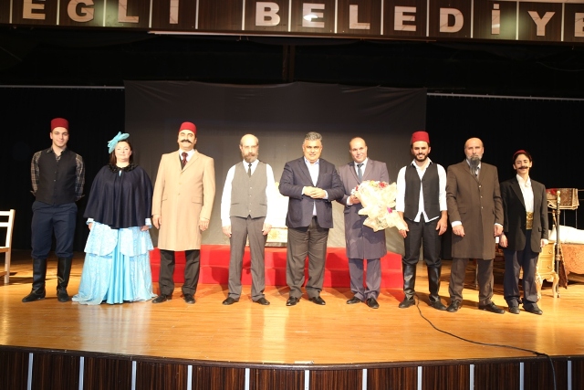 Tiyatro oyununa ilgi yoğundu