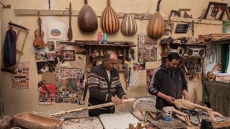 Fas'ta geleneksel müzik aletleri yapımı