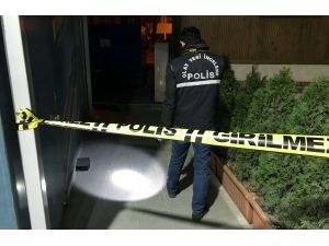 Kar maskeli ve silahlı soygun güvenlik kamerasında