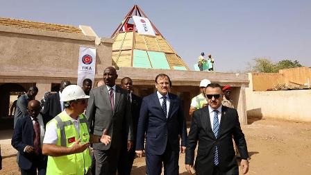 Başbakan Yardımcısı Çavuşoğlu Sudan'daki Ali Dinar Sarayı'nı inceledi