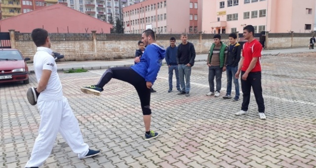 Salon bulamayan tekvandocular, sokakta çalışıyor