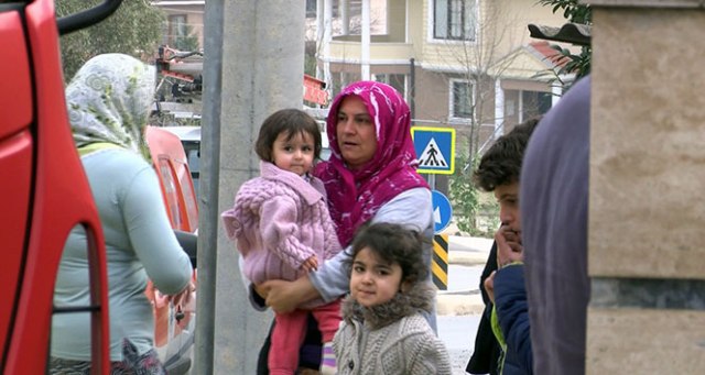 Yangında mahsur kalan çocukları itfaiye kurtardı!