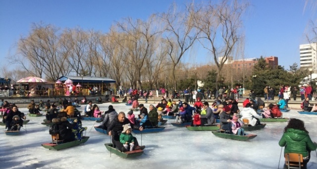 Çinliler bayramda parklara akın etti