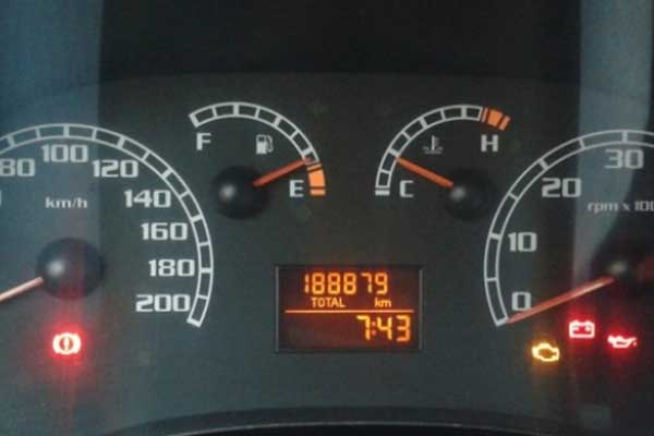 Aracın kilometresini düşürüp satan sanıklara hapis cezası