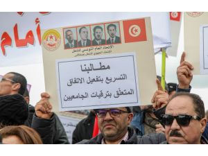 Tunus'ta akademisyenlerden protesto