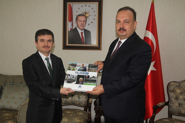 Vali Canbolat'a AA 2017 yıllığı hediye edildi